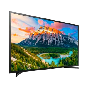 TV Samsung 32" N5000 exibida em um ambiente aconchegante, apresentando uma cena nítida e colorida.