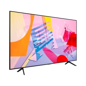 TV Samsung 75" Q60 Series QLED Smart 4K exibindo imagens vibrantes em uma sala de estar moderna.